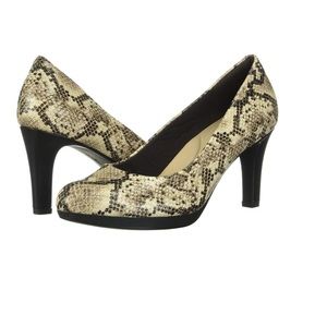 Clarks Women's Adriel Viola Dress Pump Snake Skin size 8 brand new